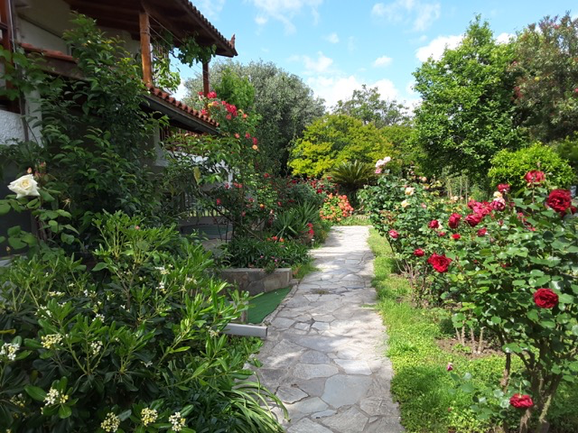 Gartenweg vor dem Haupthaus